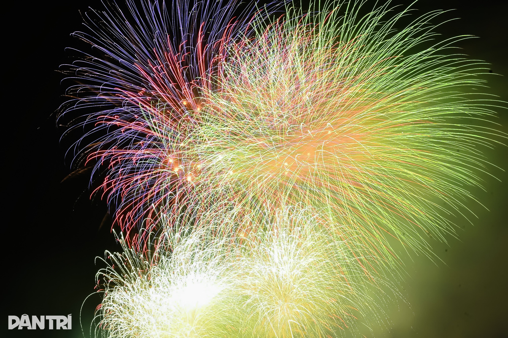 Pháo hoa chào đón năm mới 2026 rực sáng trên bầu trời TPHCM - 9