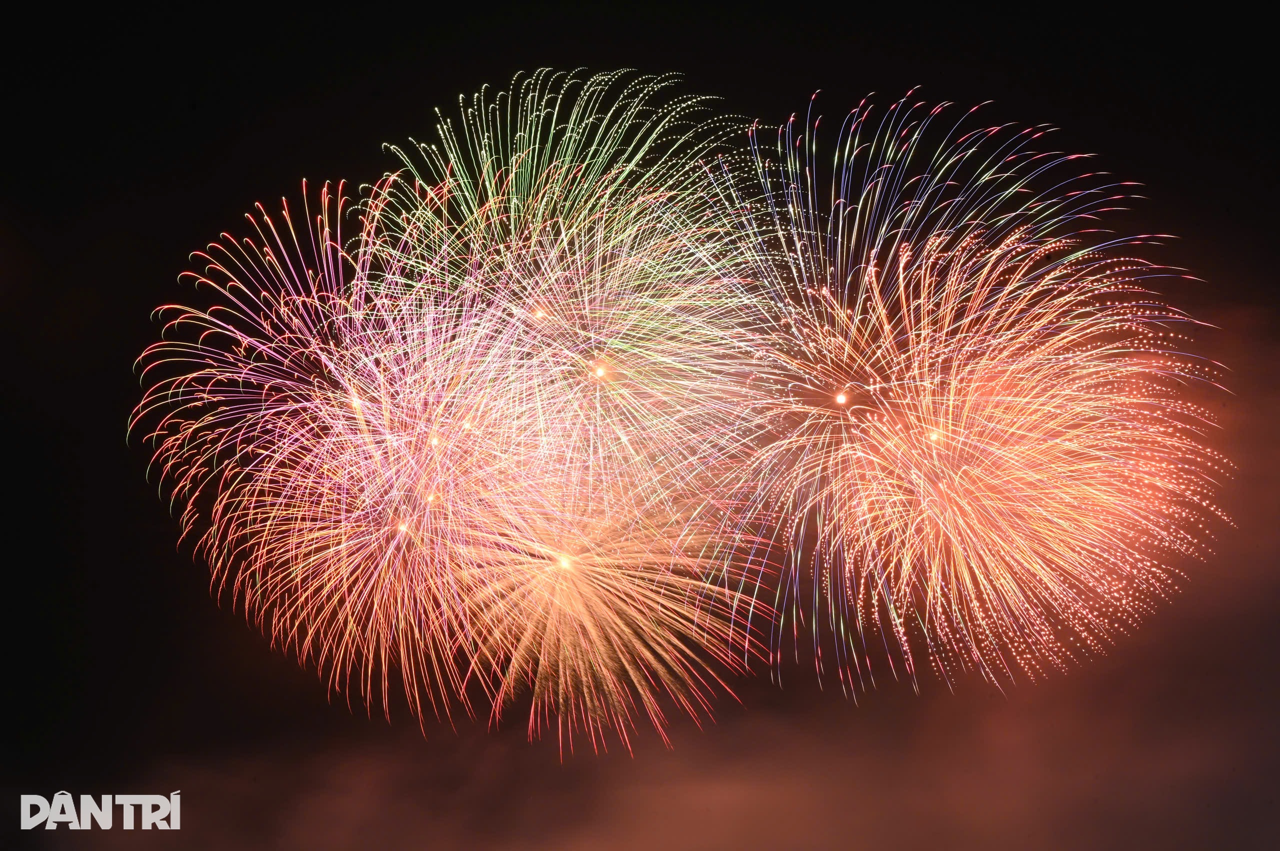 Pháo hoa chào đón năm mới 2026 rực sáng trên bầu trời TPHCM - 4