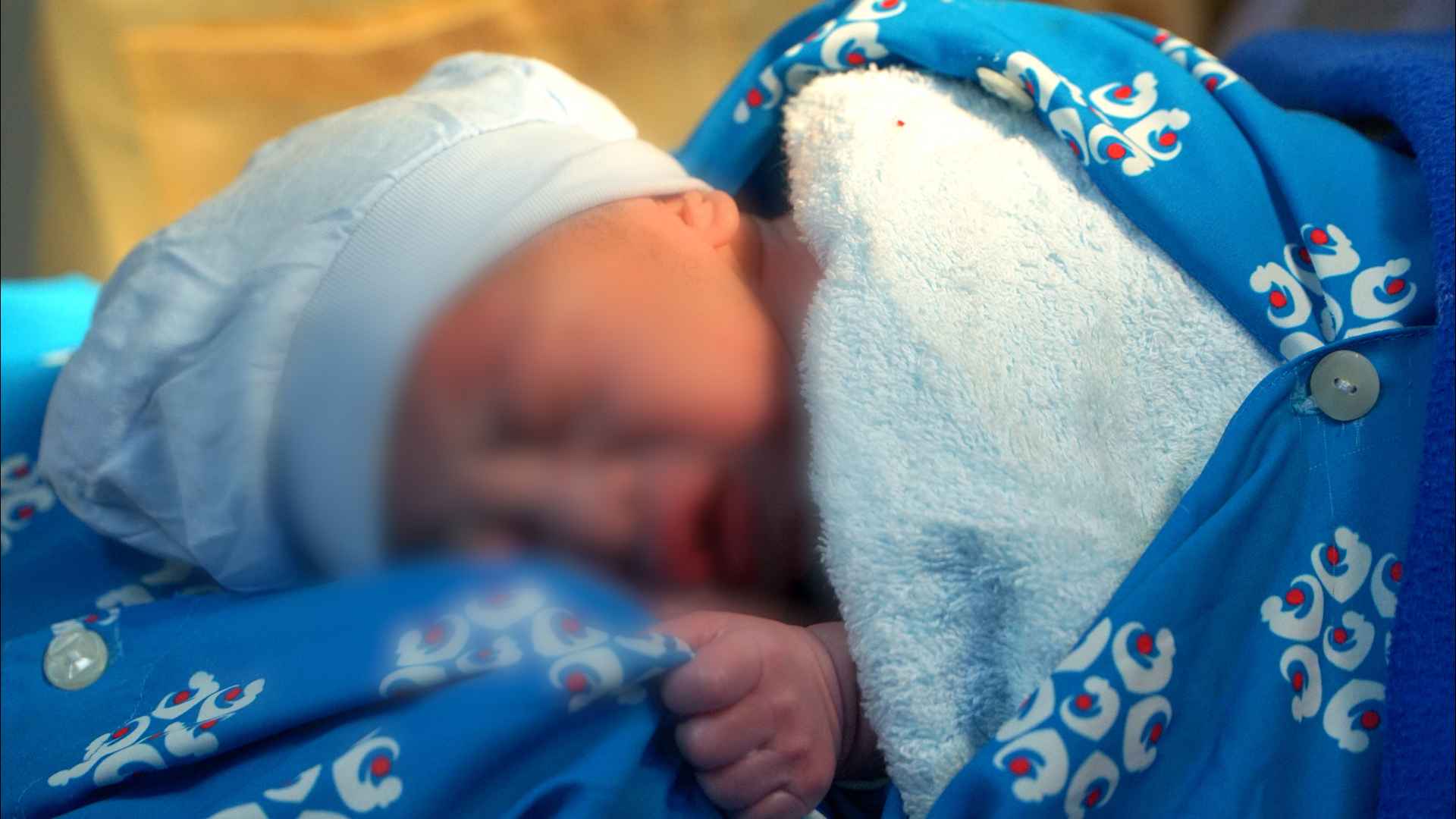 “Đây là con đầu nên tôi rất lo, chỉ mong hai mẹ con được bình an,” anh Hưng nói. Ca sinh diễn ra nhanh, chỉ khoảng nửa tiếng, nhưng với anh đó là quãng thời gian đầy căng thẳng. Khi nghe tiếng con cất khóc, mọi lo lắng mới thực sự được trút bỏ.