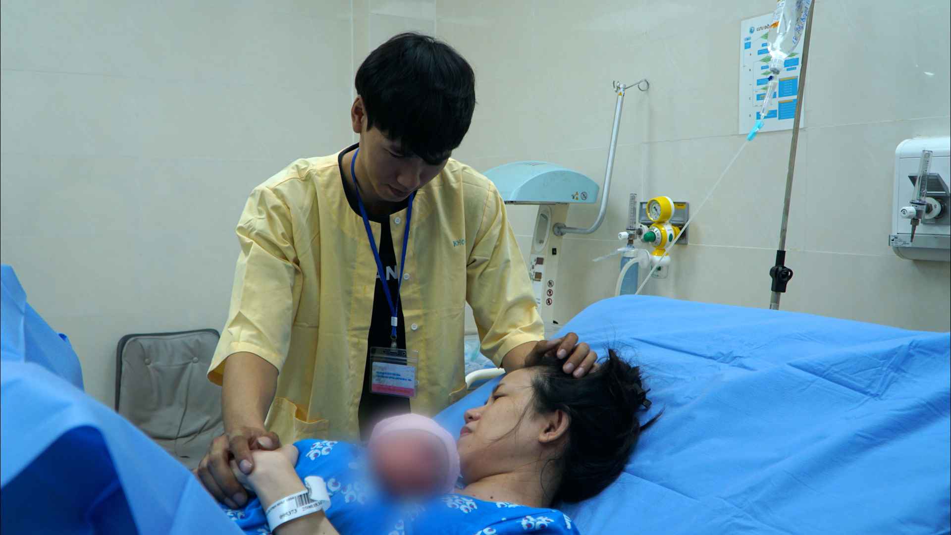 Cũng là một trong những công dân nhí đầu tiên của TPHCM, trong không khí thiêng liêng của đêm giao thừa, bé gái đã cất tiếng khóc chào đời sớm hơn dự kiến, mang đến niềm hạnh phúc bất ngờ cho gia đình. Theo chia sẻ của chị Lê Thị Quỳnh Như (32 tuổi, phường Đông Hưng Thuận, TPHCM), bác sĩ dự sinh cho chị vào ngày 8, tức còn gần một tuần nữa mới đến ngày dự kiến. Sáng cùng ngày, khi chị Như xuất hiện những dấu hiệu chuyển dạ, gia đình nhanh chóng nhập viện khoảng 10 giờ.