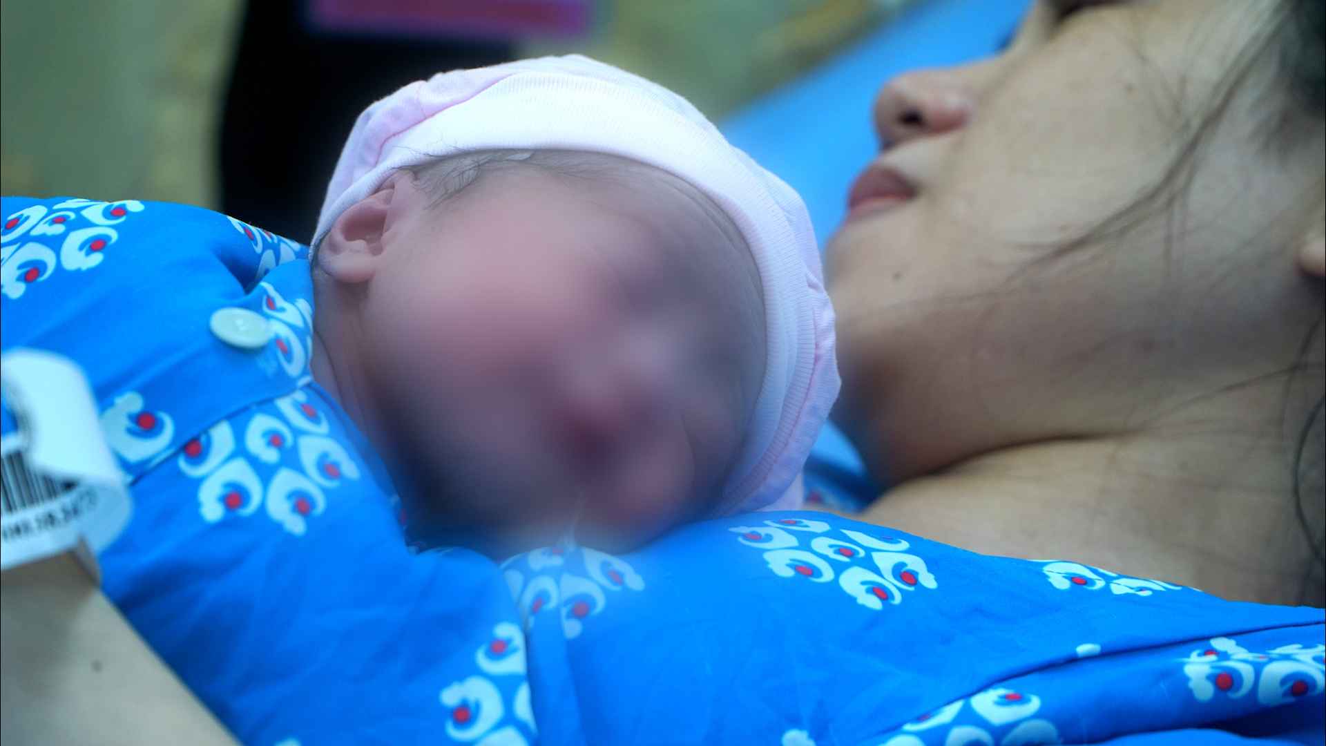 Anh Huỳnh Giang Khải (chồng chị Quỳnh Như) vui mừng chia sẻ: “Lúc đầu tôi nghĩ chắc phải một, hai ngày nữa vợ mới sinh, không ngờ con lại chào đời đúng thời khắc giao thừa“. Khoảnh khắc đồng hồ điểm 0 giờ, khi nghe tiếng khóc đầu tiên của con, mọi lo lắng dường như tan biến.