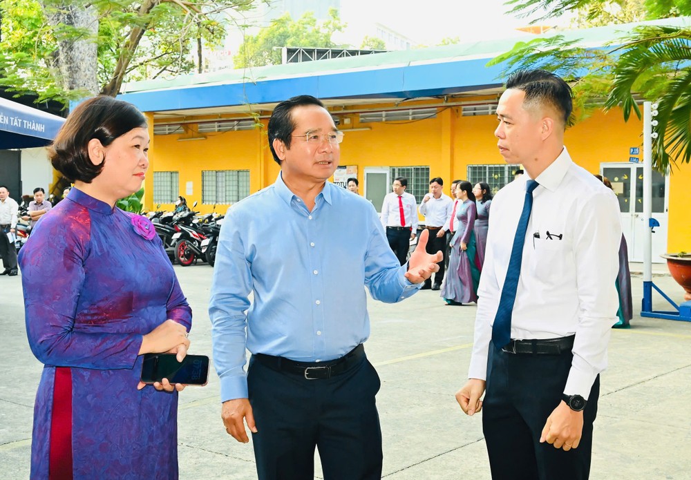 Chủ tịch UBND TPHCM Nguyễn Văn Được (giữa) trao đổi cùng lãnh đạo phường Bến Thành. Ảnh: VIỆT DŨNG 1ae1699db17e3e20676f.jpg