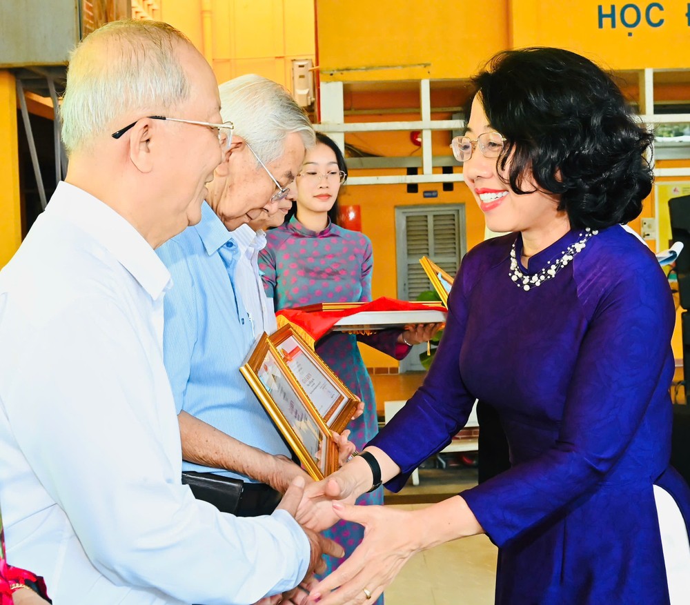 Lãnh đạo phường Bến Thành đã khen thưởng các tổ chức Đảng, đảng viên hoàn thành xuất sắc nhiệm vụ năm 2025 và giai đoạn 2020-2025 3716639429068274308.jpg