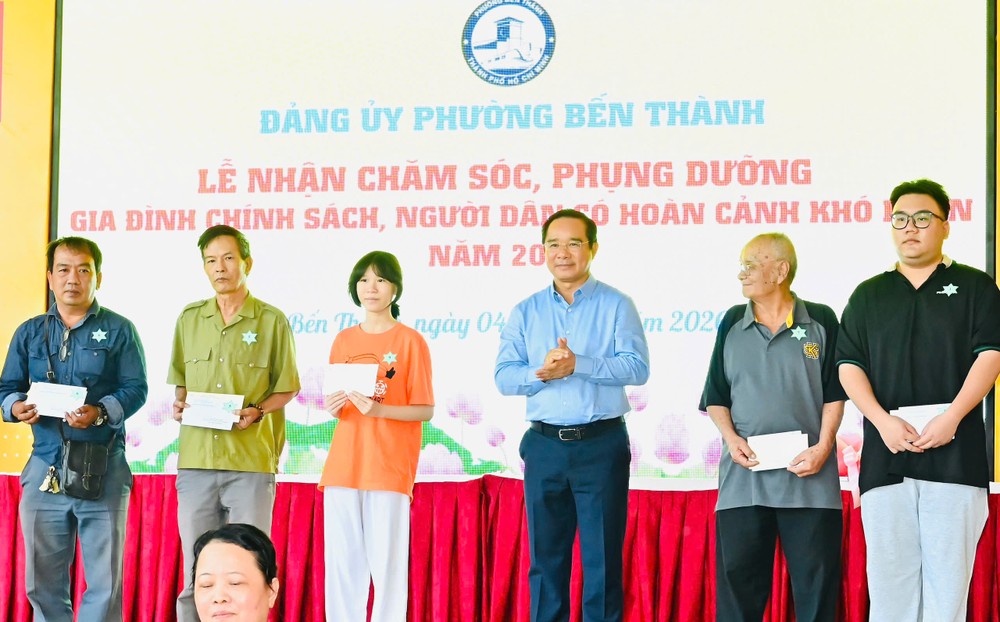 Chủ tịch UBND TPHCM trao các phần quà đến các hộ gia đình có hoàn cảnh khó khăn trên địa bàn phường, nhân dịp chuẩn bị đón Tết cổ truyền 4805d5970c74832ada65.jpg