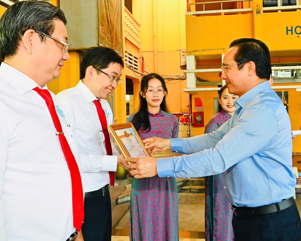 Chủ tịch UBND TPHCM trao tặng bằng khen của Đảng ủy phường Bến Thành đến các tổ chức Đảng, đảng viên hoàn thành xuất sắc nhiệm vụ năm 2025 và giai đoạn 2020-2025 fe96fc9e257daa23f36c.jpg