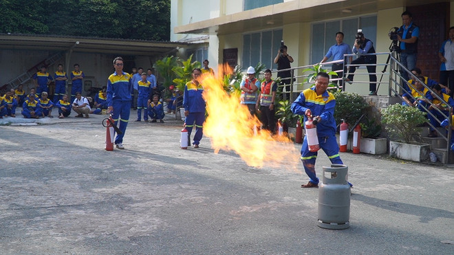 Hướng dẫn thao tác Phòng cháy chữa cháy và Cứu nạn cứu hộ tại sự kiện. (Ảnh: Khánh Ly/Vietnam+) c0049t01.jpg