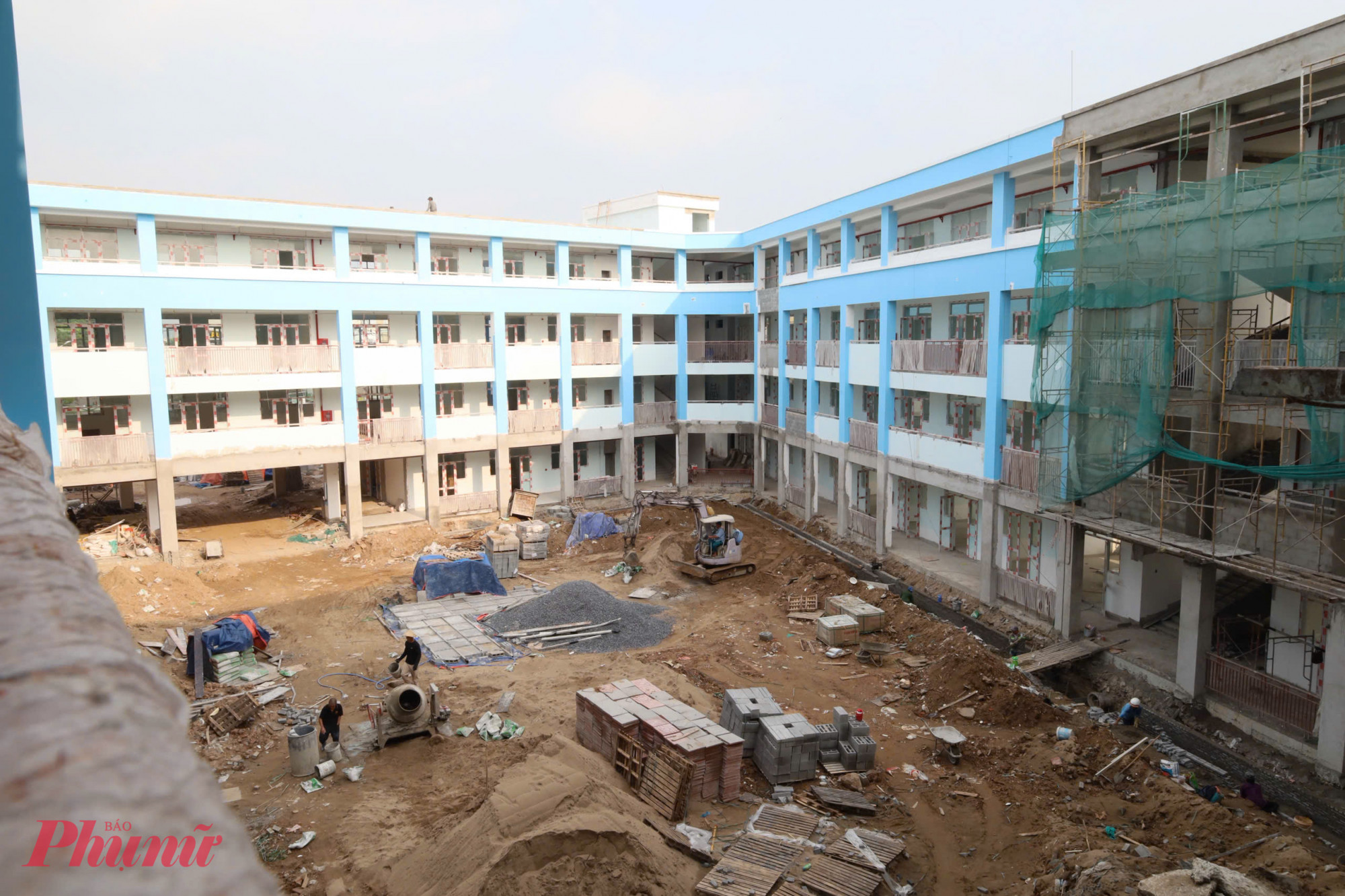 Trường được thiết kế 1 trệt, 3 lầu với 30 phòng học và các khối chức năng hiện đại.