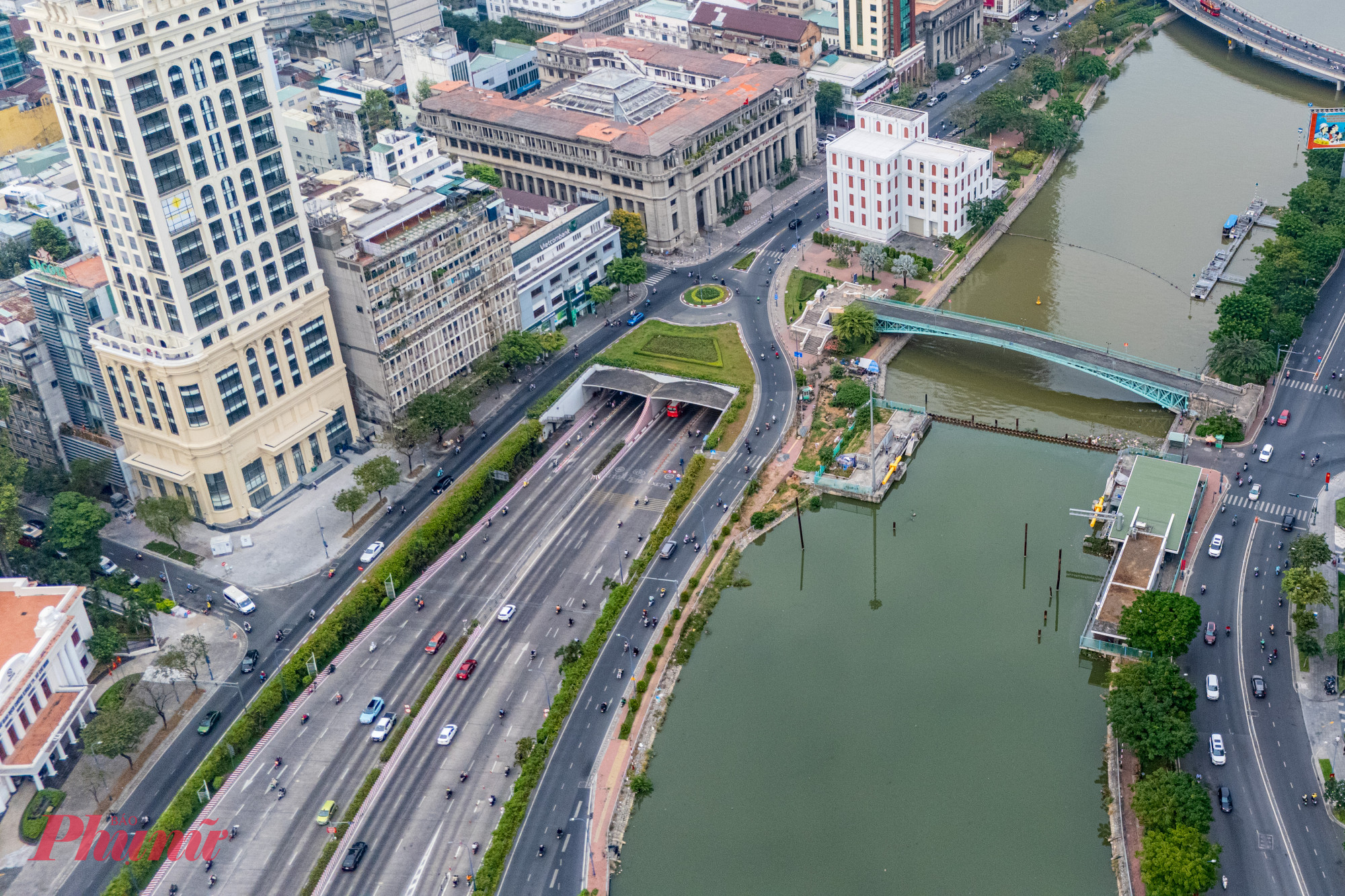 Tạm ngưng tất cả các phương tiện lưu thông vào một số tuyến đường trung tâm TPHCM từ ngày 9/1 Làn hỗn hợp đường Võ Văn Kiệt sẽ tiến hành cấm tạm thời các loại xe 2 bánh lưu thông.