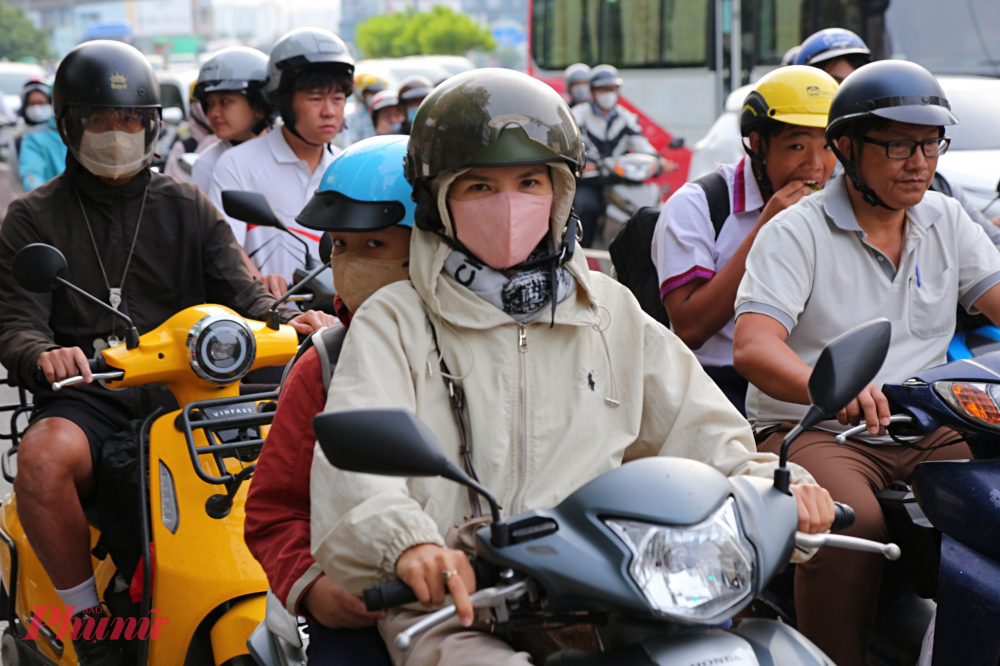 TPHCM đón không khí lạnh, người dân khăn áo kín kẽ khi ra đường. Ảnh: Tứ Quý.