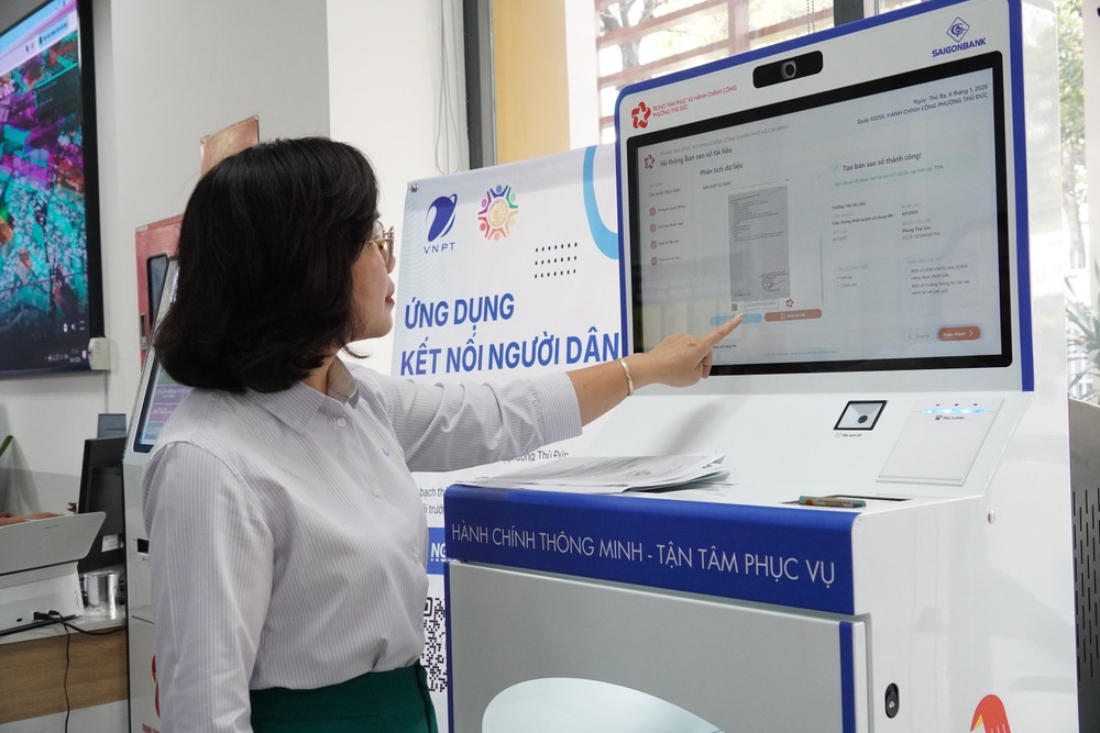 Người dân trải nghiệm các tính năng tại kiosk tự phục vụ. Ảnh: THU HƯỜNG 6HH06351.JPG