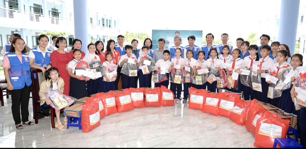 Đoàn công tác TPHCM do đồng chí Nguyễn Phước Lộc, Phó Bí thư Thành ủy, Chủ tịch Ủy ban MTTQ Việt Nam TPHCM dẫn đầu tặng quà đến học sinh tỉnh Khánh Hòa. Ảnh VĂN MINH Ảnh chụp Màn hình 2026-01-09 lúc 22.05.33.png