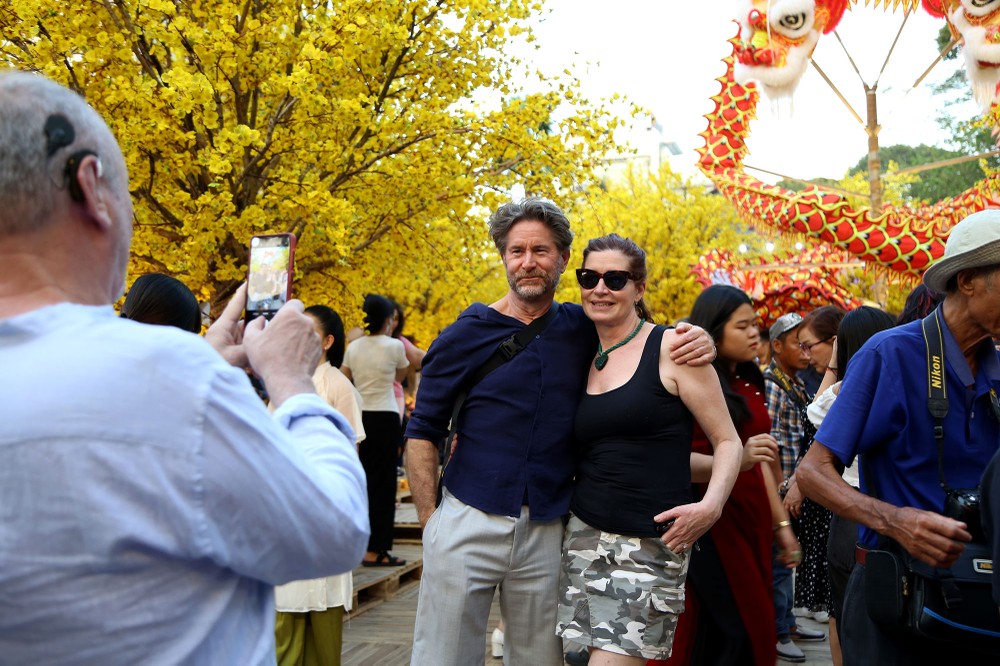 chen chân chụp ảnh mai vàng ở tphcm (14).JPG