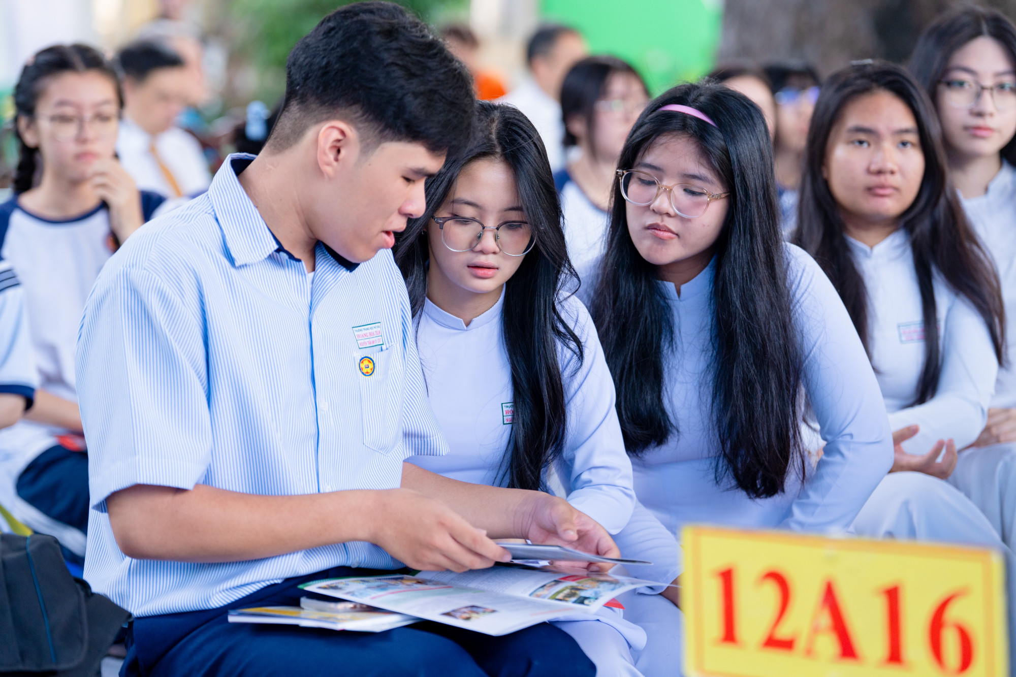 Học sinh tham gia chương trình tư vấn tuyển sinh vào tháng 10/2025 tại Trường THPT Hoàng Hoa Thám (TPHCM) để được tư vấn chọn ngành phù hợp - ẢNH: NGUYỄN LOAN