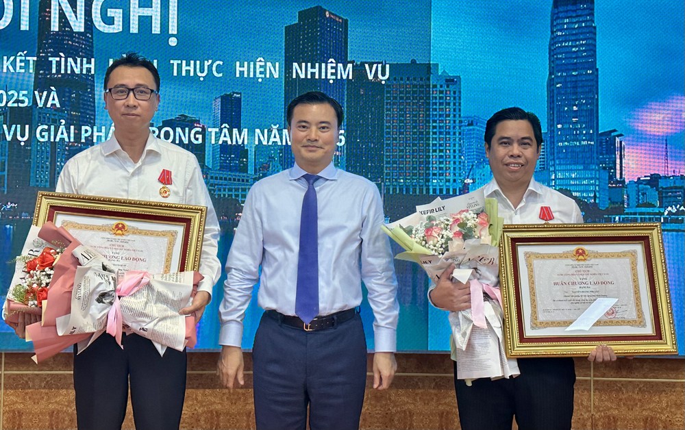 2 cá nhân vinh dự nhận Huân chương Lao động hạng ba. Ảnh: THANH HIỀN SO QUY HOACH.jpeg