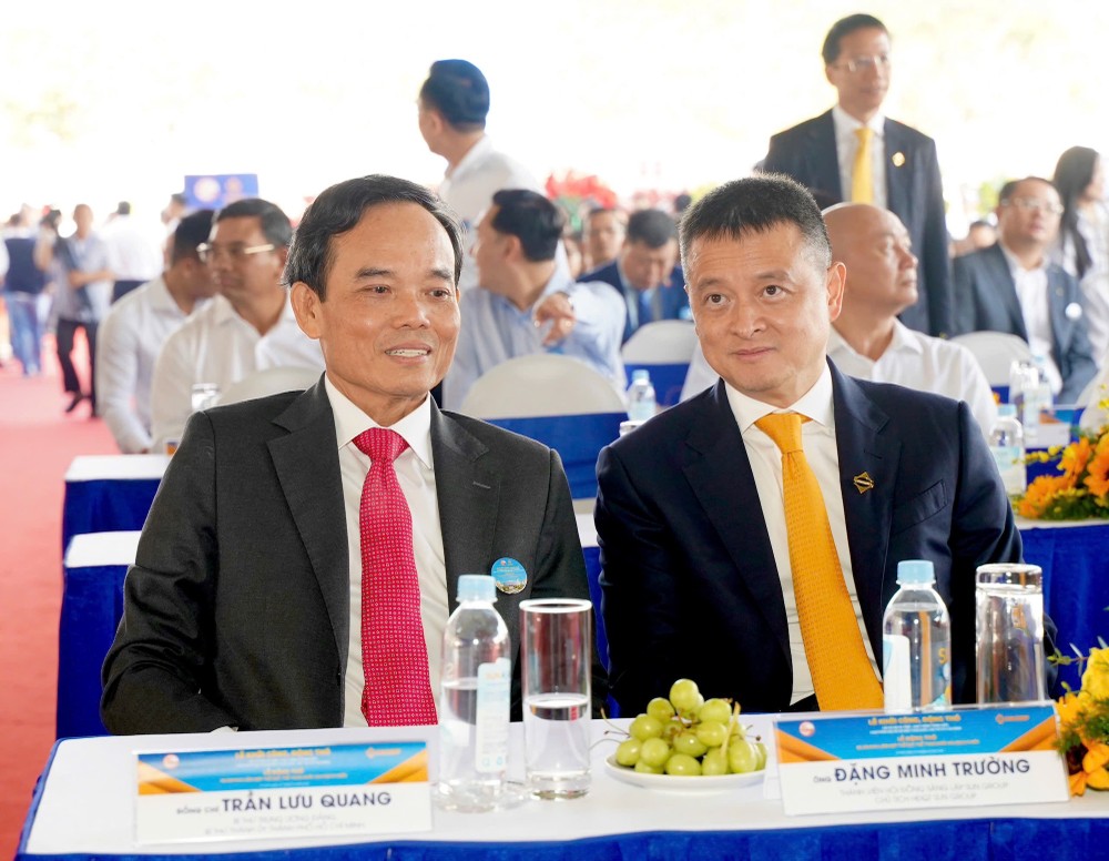 Đồng chí Trần Lưu Quang, Bí thư Thành ủy TP.HCM và ông Đặng Minh Trường , Chủ tịch HĐQT Tập đoàn Sun Group tại sự kiện. Ảnh: THUẬN VĂN rach-chiec.JPG