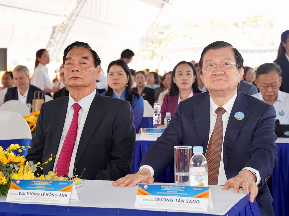 Nguyên Ủy viên Bộ Chính trị, nguyên Chủ tịch nước Trương Tấn Sang và Đại tướng Lê Hồng Anh, nguyên Ủy viên Bộ Chính trị, nguyên Thường trực Ban Bí thư, nguyên Chủ nhiệm Ủy ban kiểm tra Trung ương tại buổi lễ động thổ dự án. Ảnh: THUẬN VĂN rach-chiec2.JPG