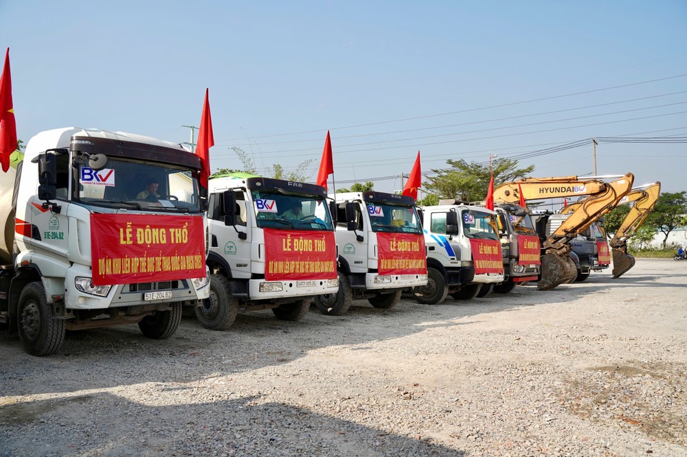 Dàn xe chào mừng lễ động thổ dự án. Ảnh: THUẬN VĂN cf3e35fffa5975072c48.jpg