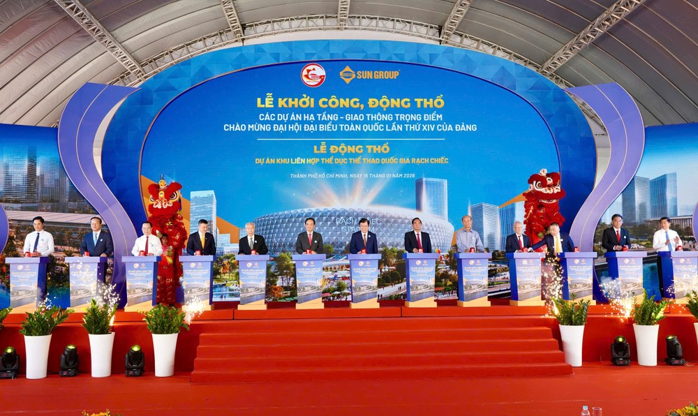 Các đại biểu bấm nút khởi công dự án. Ảnh: THUẬN VĂN rach-chiec.jpg