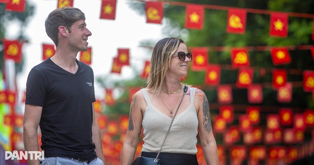 TPHCM rực rỡ cờ hoa, pano, áp phích chào mừng Đại hội Đảng XIV