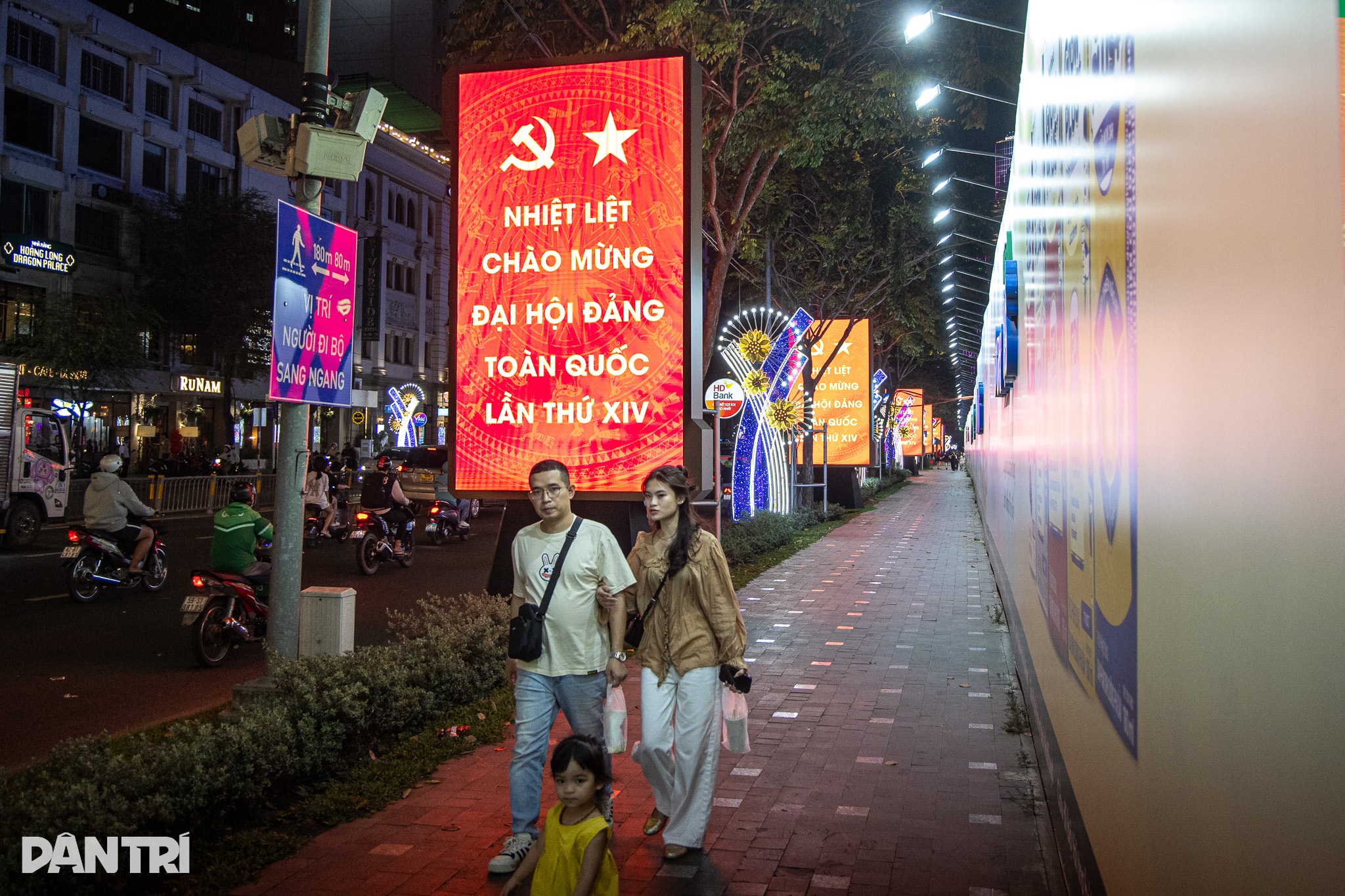 TPHCM rực rỡ cờ hoa, pano, áp phích chào mừng Đại hội Đảng XIV - 14