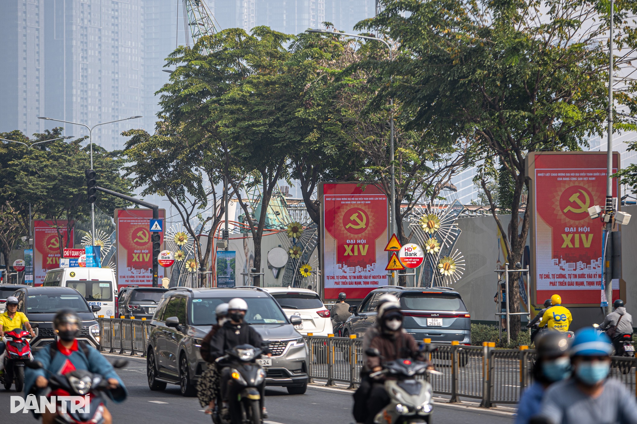 TPHCM rực rỡ cờ hoa, pano, áp phích chào mừng Đại hội Đảng XIV - 7