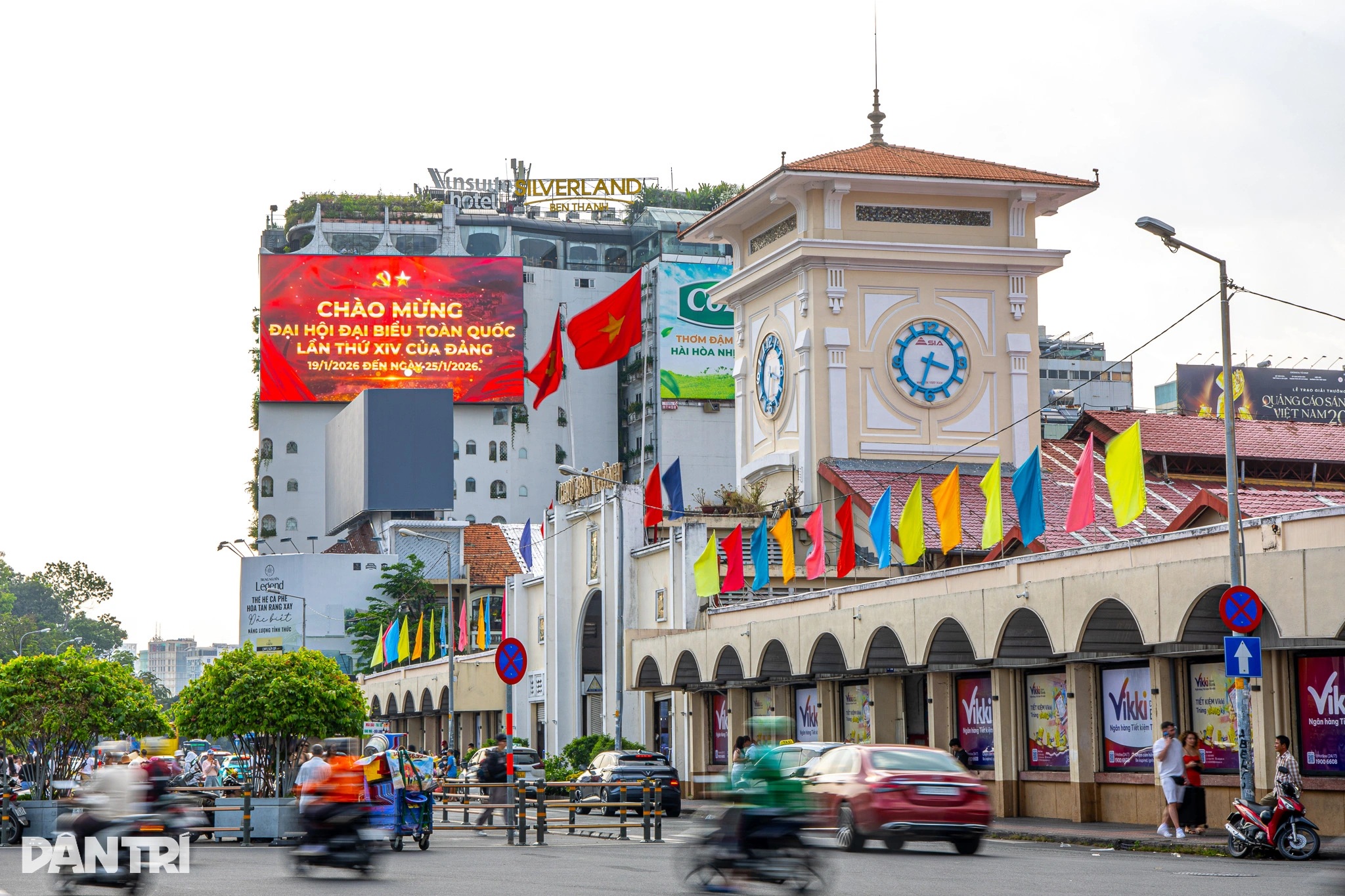 TPHCM rực rỡ cờ hoa, pano, áp phích chào mừng Đại hội Đảng XIV - 1