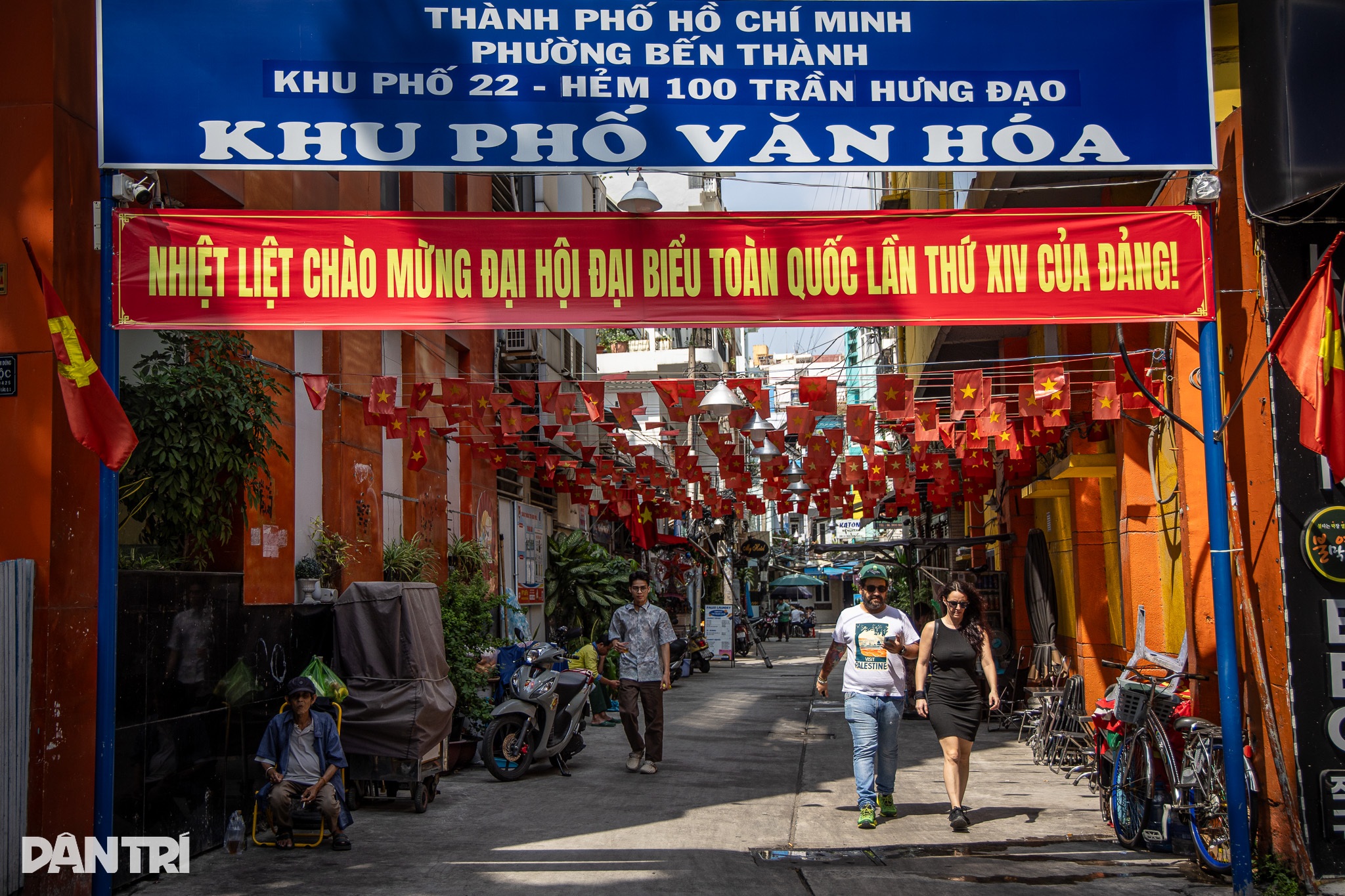 TPHCM rực rỡ cờ hoa, pano, áp phích chào mừng Đại hội Đảng XIV - 9