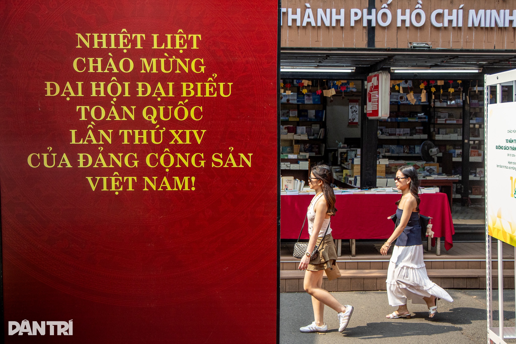 TPHCM rực rỡ cờ hoa, pano, áp phích chào mừng Đại hội Đảng XIV - 3