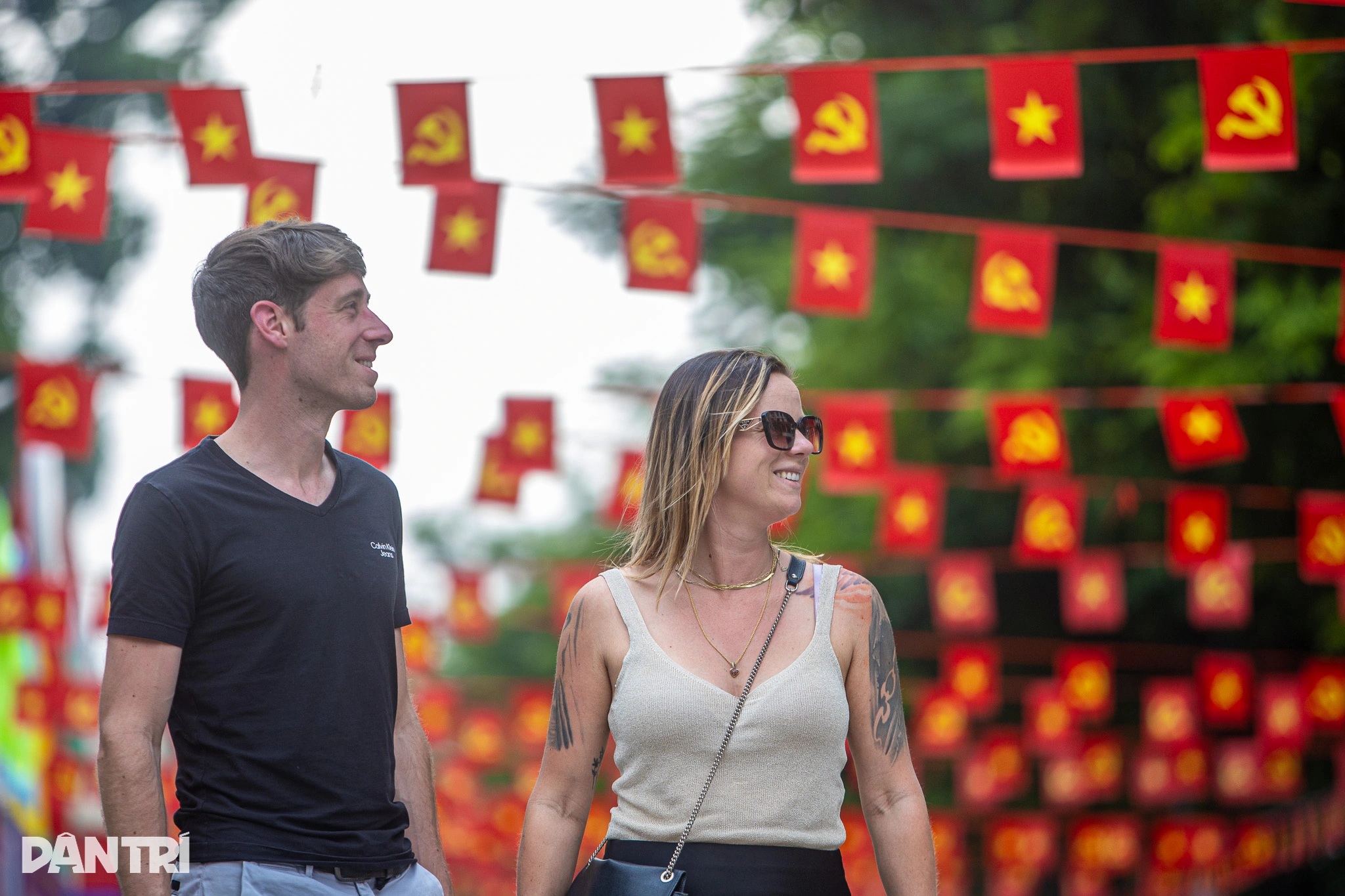 TPHCM rực rỡ cờ hoa, pano, áp phích chào mừng Đại hội Đảng XIV - 10