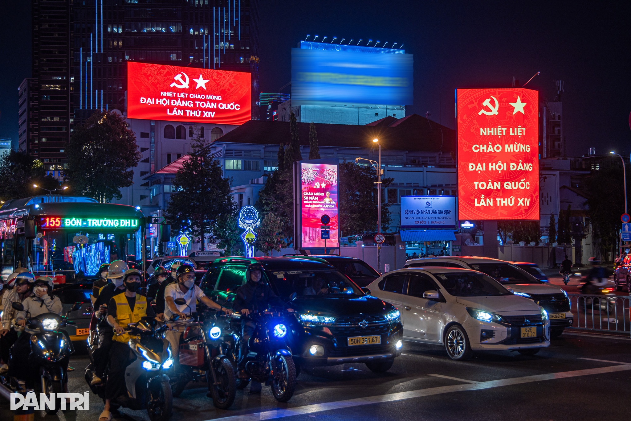 TPHCM rực rỡ cờ hoa, pano, áp phích chào mừng Đại hội Đảng XIV - 12