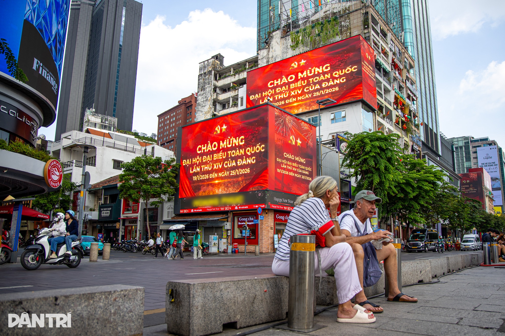 TPHCM rực rỡ cờ hoa, pano, áp phích chào mừng Đại hội Đảng XIV - 4