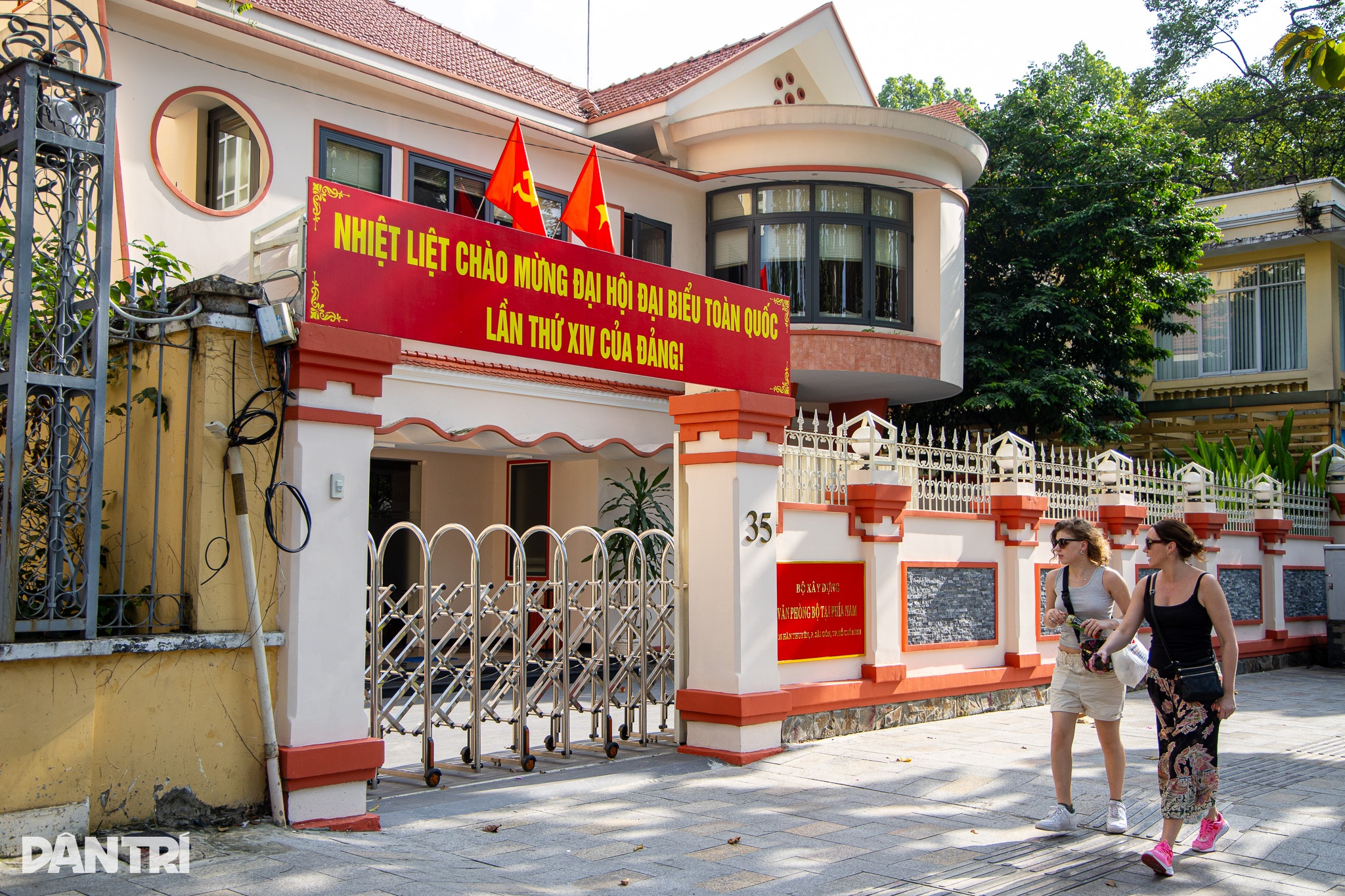 TPHCM rực rỡ cờ hoa, pano, áp phích chào mừng Đại hội Đảng XIV - 2