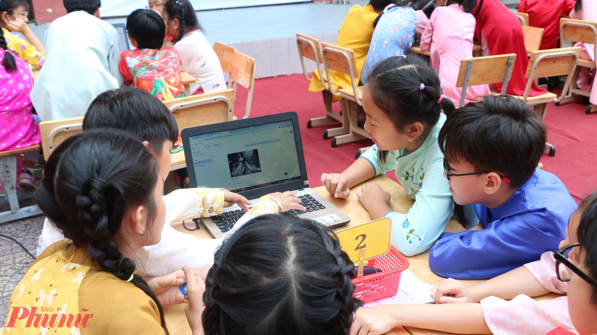 Học sinh Trường tiểu học Đặng Trần Côn (phường Vĩnh Hội) sử dụng AI để thiết kế áo dài - Ảnh: Trang Thư