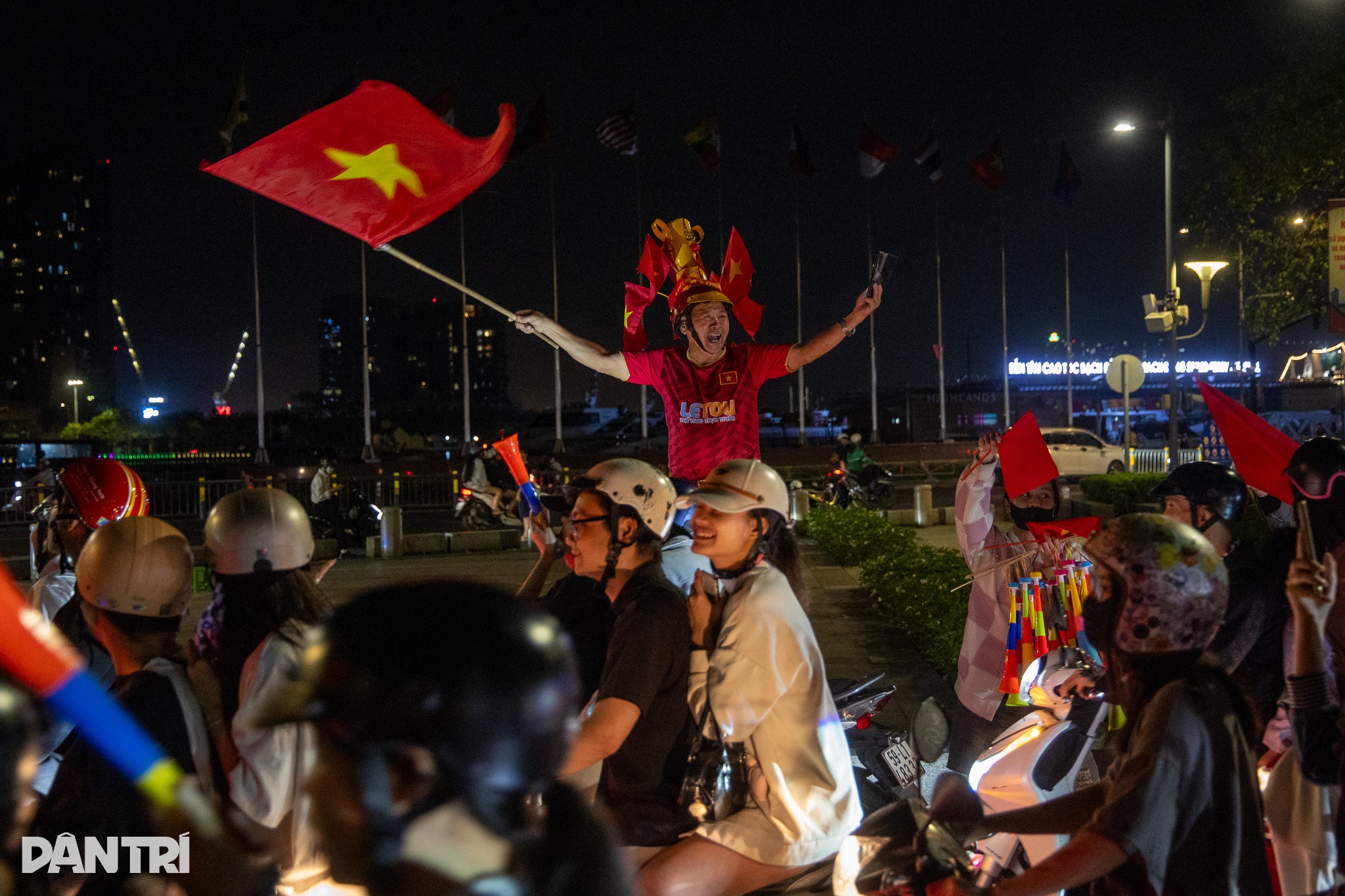 Đêm trắng TPHCM vỡ òa cùng chiến thắng của U23 Việt Nam - 14