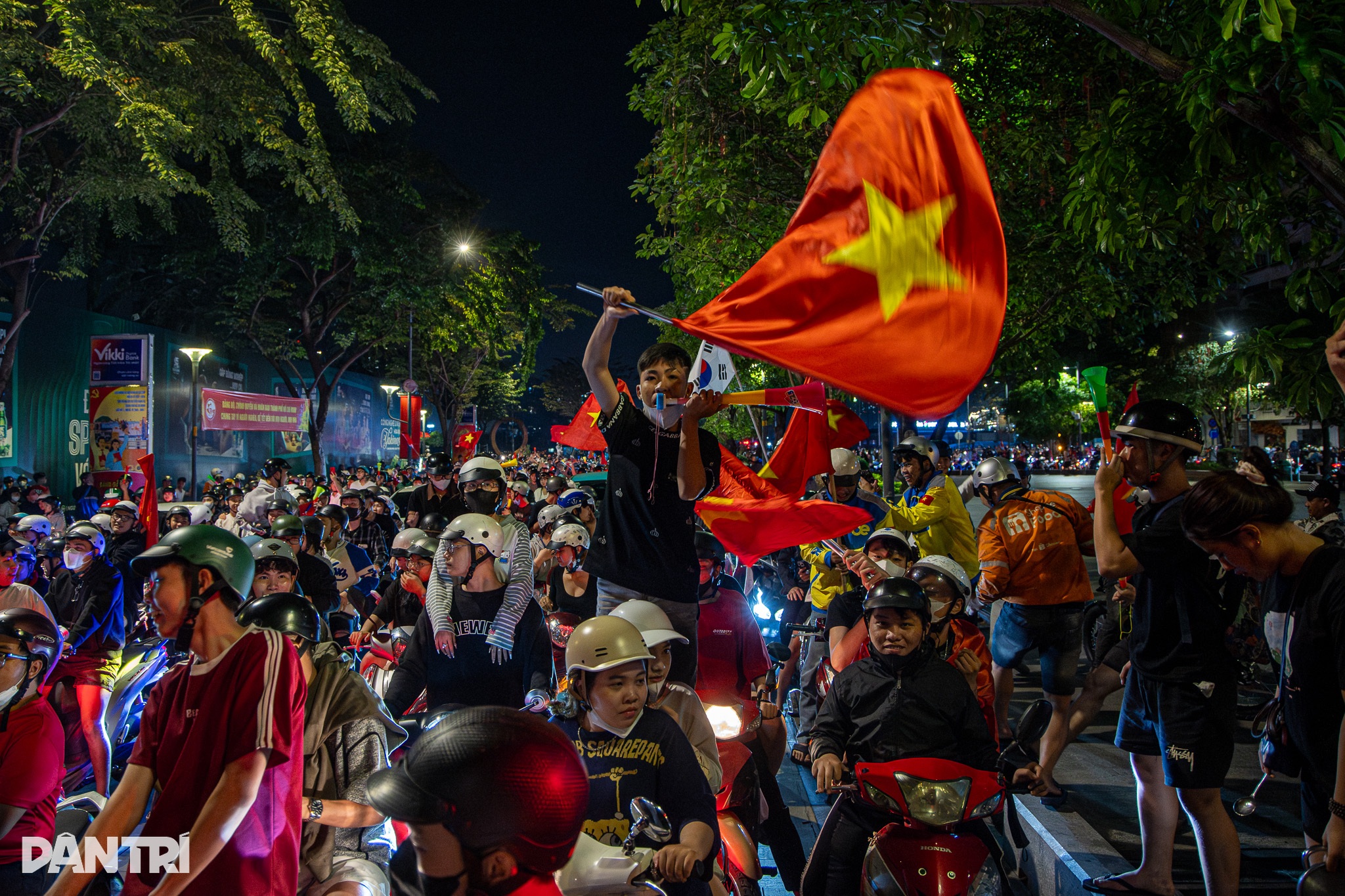 Đêm trắng TPHCM vỡ òa cùng chiến thắng của U23 Việt Nam - 13