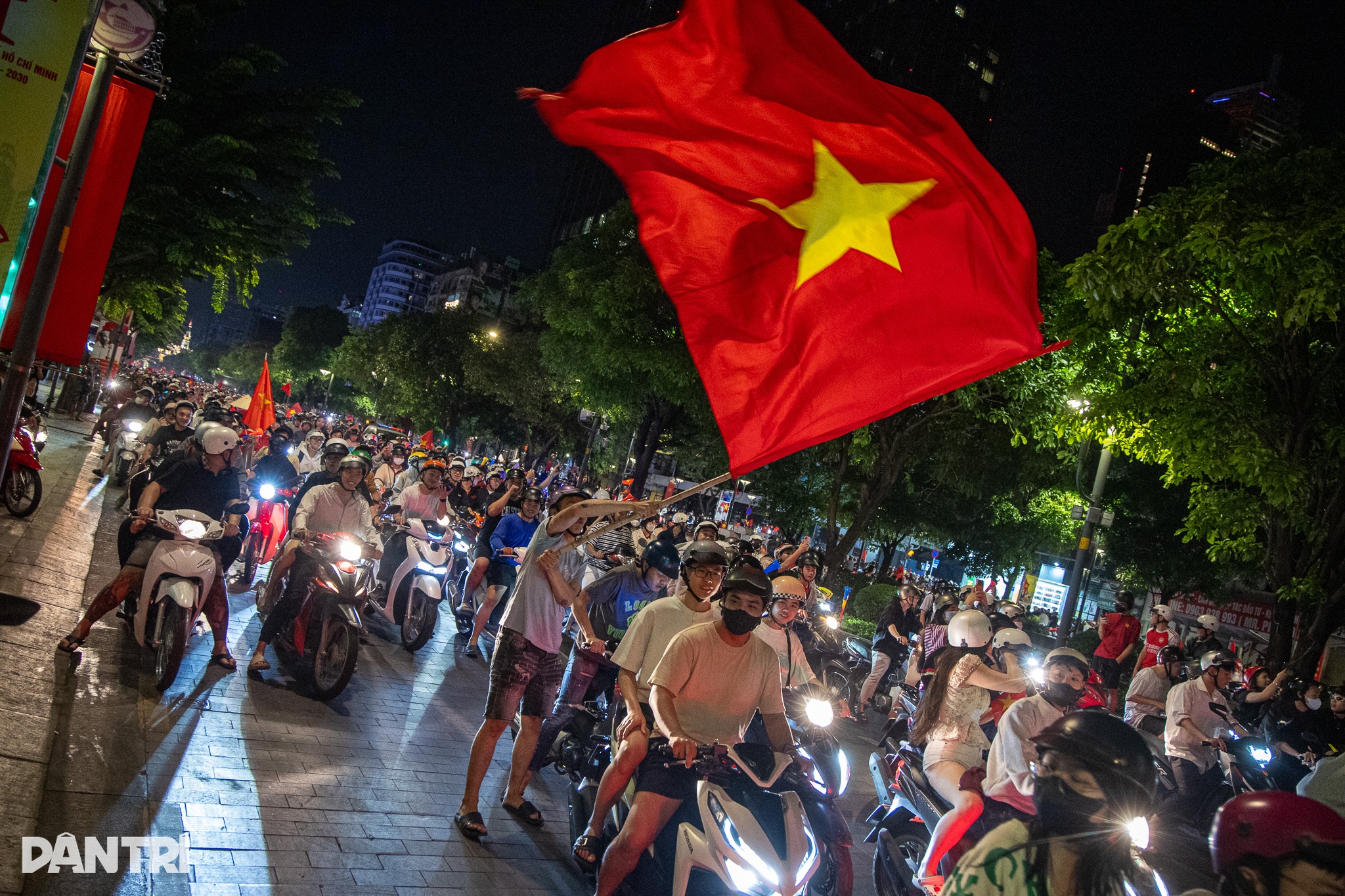 Đêm trắng TPHCM vỡ òa cùng chiến thắng của U23 Việt Nam - 7