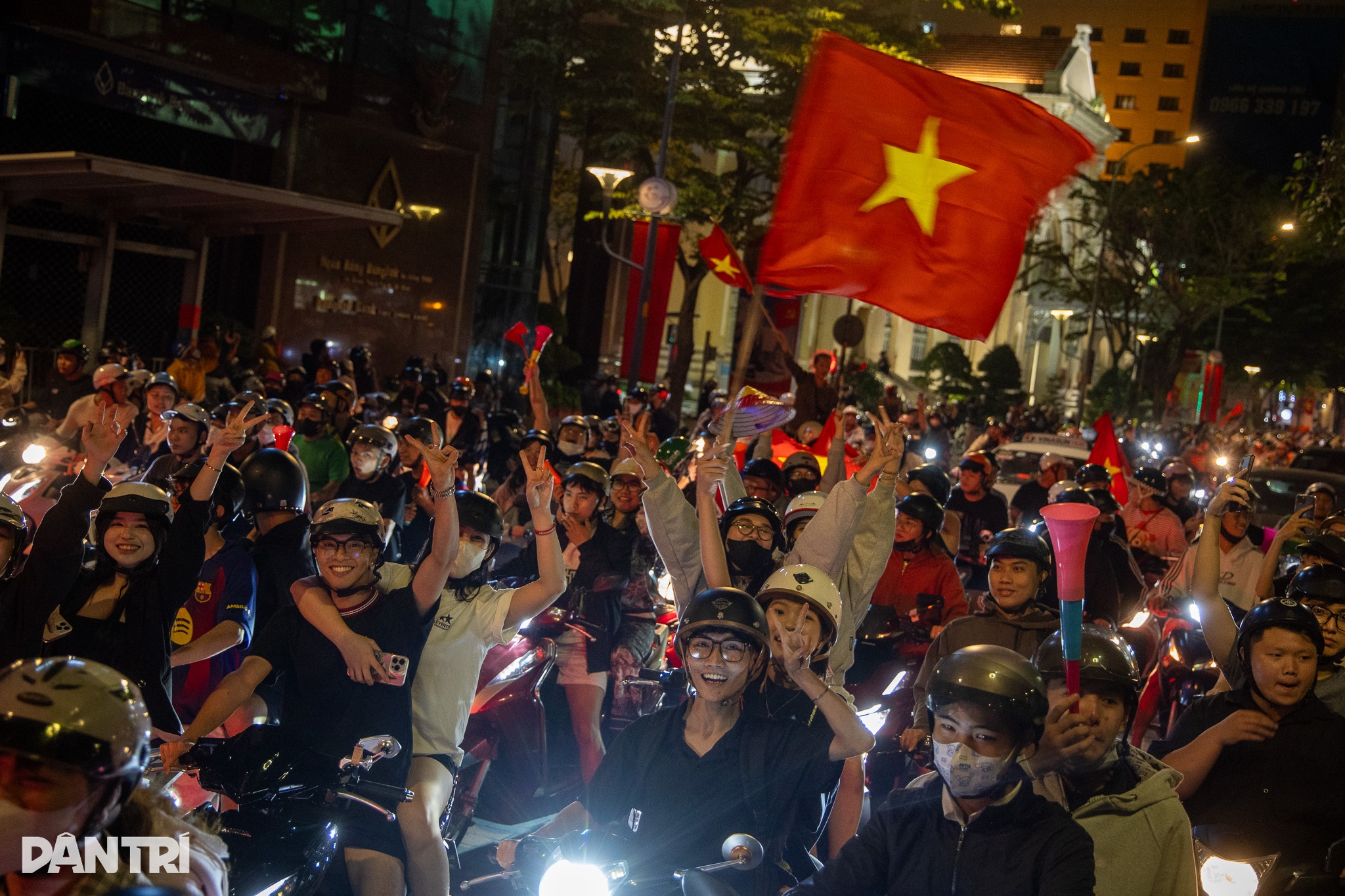 Đêm trắng TPHCM vỡ òa cùng chiến thắng của U23 Việt Nam - 8