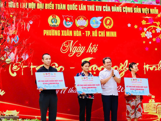 Hỗ trợ khó khăn đột xuất cho ba hộ dân trong Ngày hội. Ảnh: Hồ Lam
