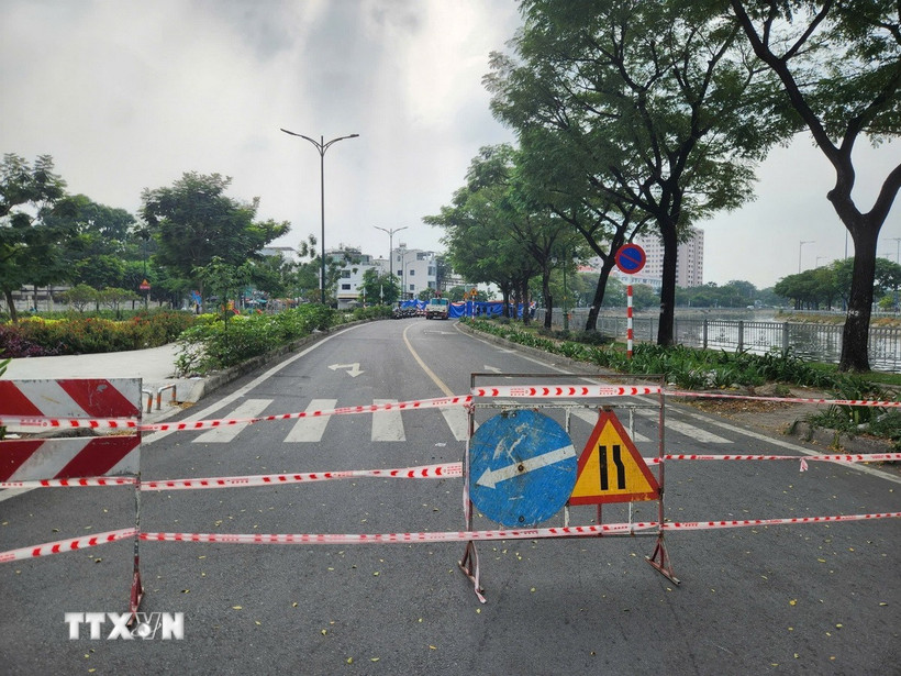 Lực lượng chức năng phong tỏa hiện trường vụ sụt lún trên đường Ba Đình. (Ảnh: Tiến Lực/TTXVN)