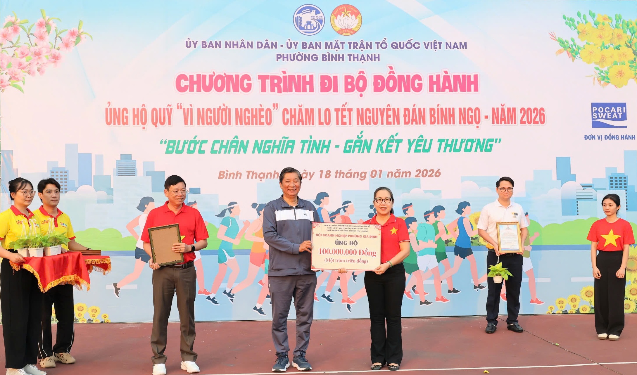 Một buổi đi bộ, phường Bình Thạnh - TPHCM vận động hơn 1,6 tỉ đồng chăm lo Tết - Ảnh 2.
