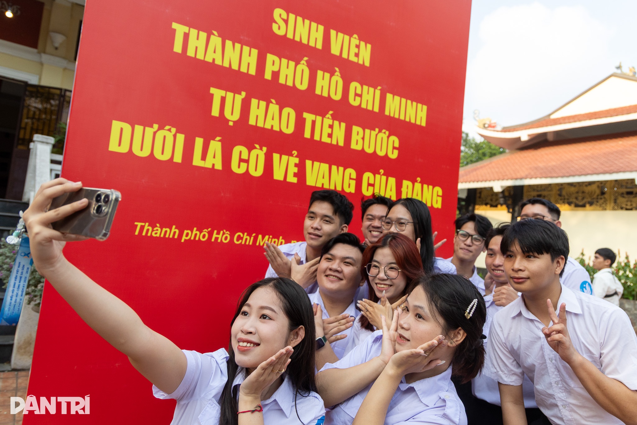 Hơn 700 sinh viên TPHCM tham dự Lễ chào cờ hướng về Đại hội XIV của Đảng - 8