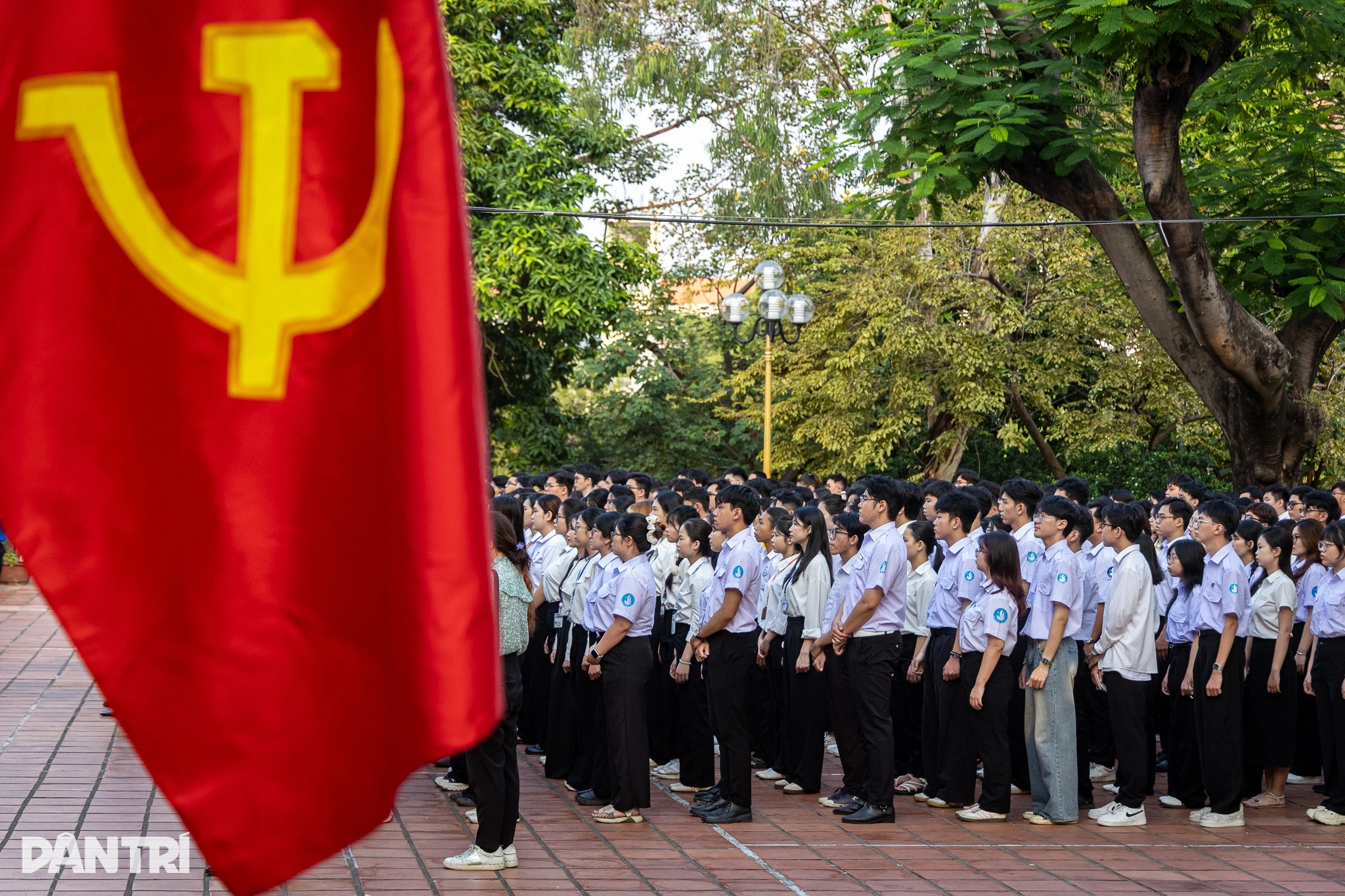 Hơn 700 sinh viên TPHCM tham dự Lễ chào cờ hướng về Đại hội XIV của Đảng - 1