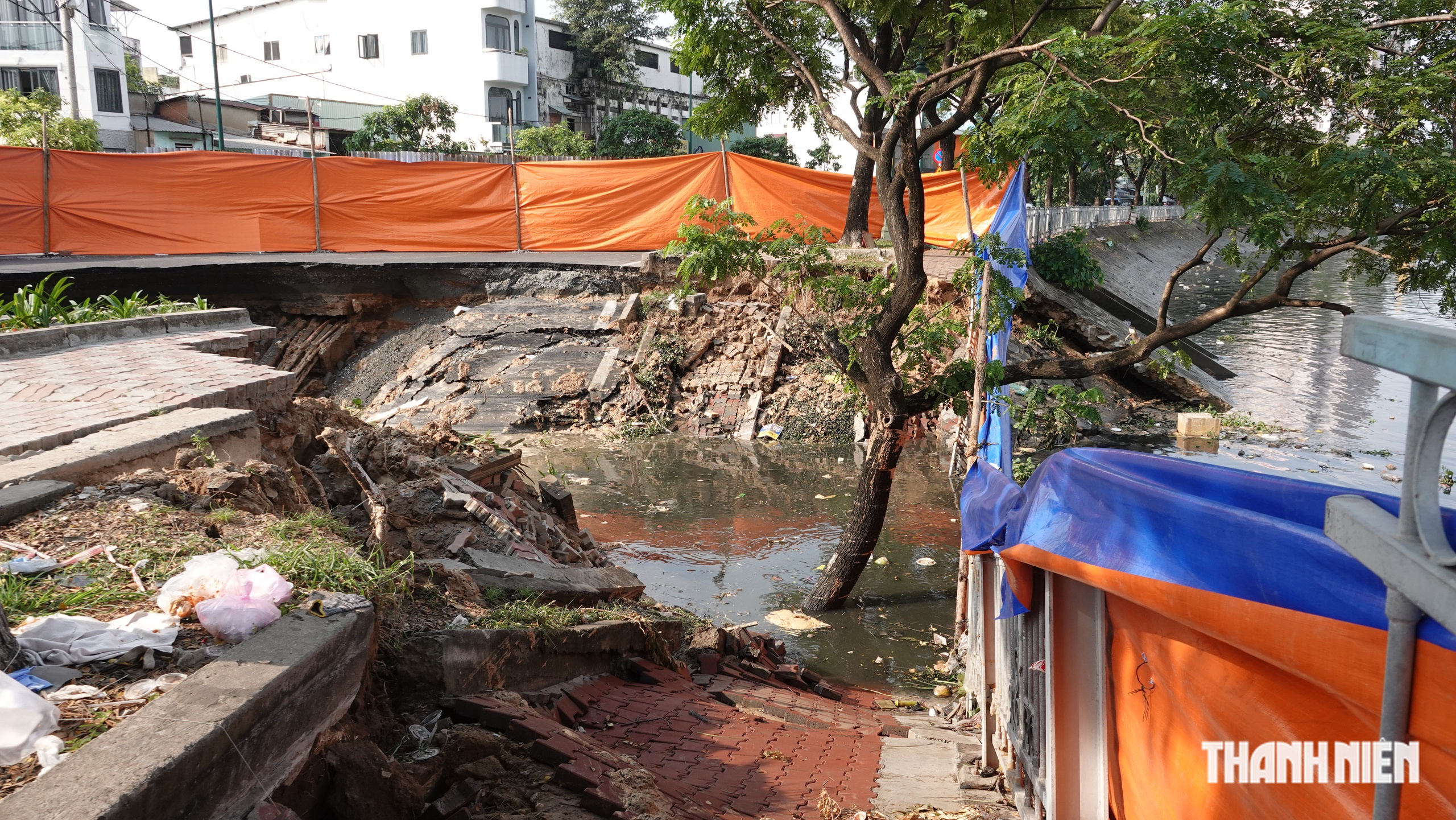 Kiểm tra bờ kênh Tàu Hủ sạt lở, lãnh đạo TP.HCM yêu cầu khắc phục khẩn cấp- Ảnh 1.