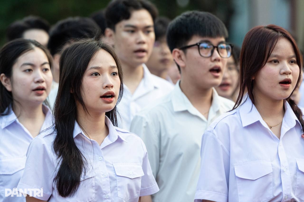 Hơn 700 sinh viên TPHCM tham dự Lễ chào cờ hướng về Đại hội XIV của Đảng - 2