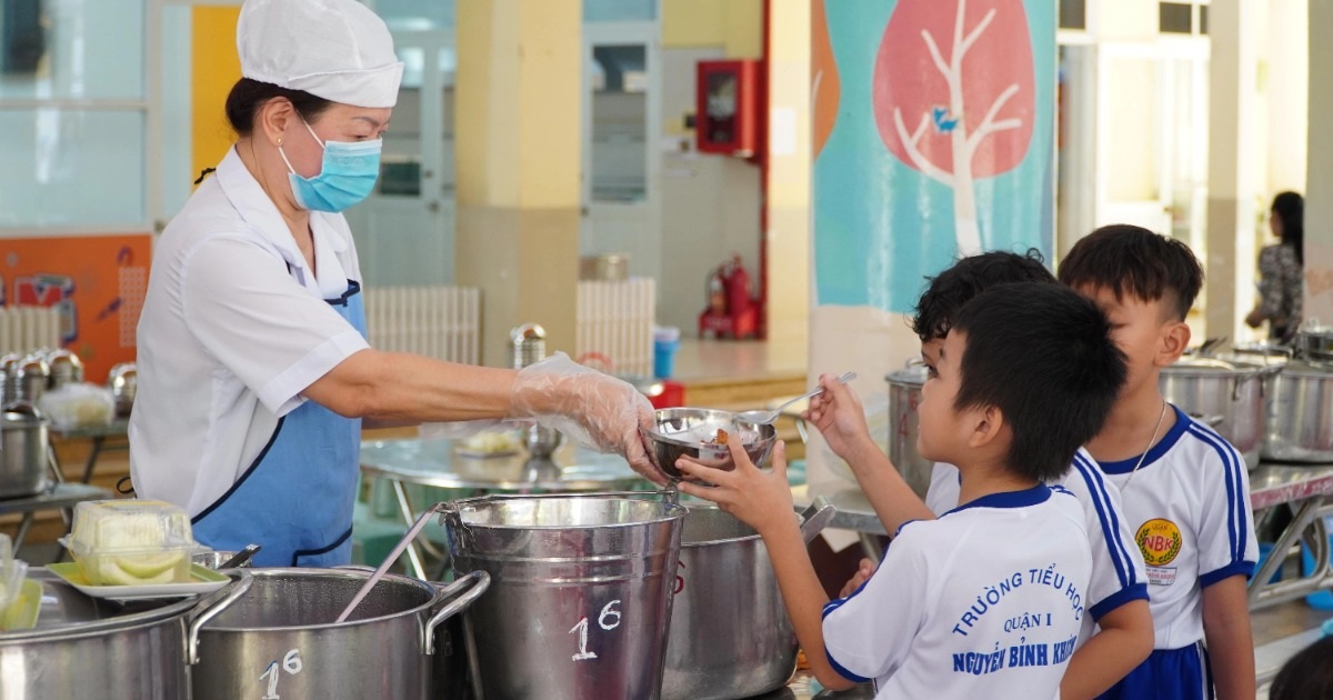 TPHCM: Không dùng dầu chiên lại, đồ nhựa một lần trong bữa ăn bán trú