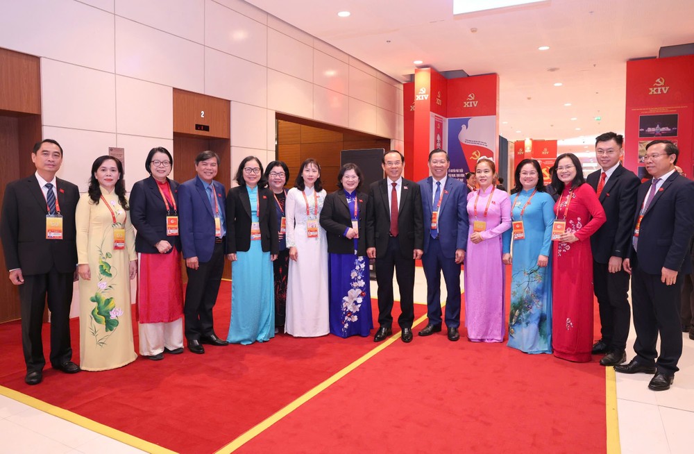 Đồng chí Nguyễn Văn Nên, Ủy viên Bộ Chính trị, Thường trực Tiểu ban Văn kiện Đại hội XIV trao đổi với các đại biểu đoàn đảng bộ TPHCM, sáng 21-1. Ảnh QUANG PHÚC.jpg