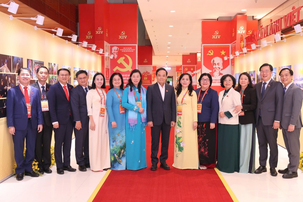 Đồng chí Trần Lưu Quang, Bí thư Trung ương Đảng, Bí thư Thành ủy TPHCM và các đại biểu đoàn đảng bộ TPHCM, sáng 21-1. Ảnh QUANG PHÚC.jpg