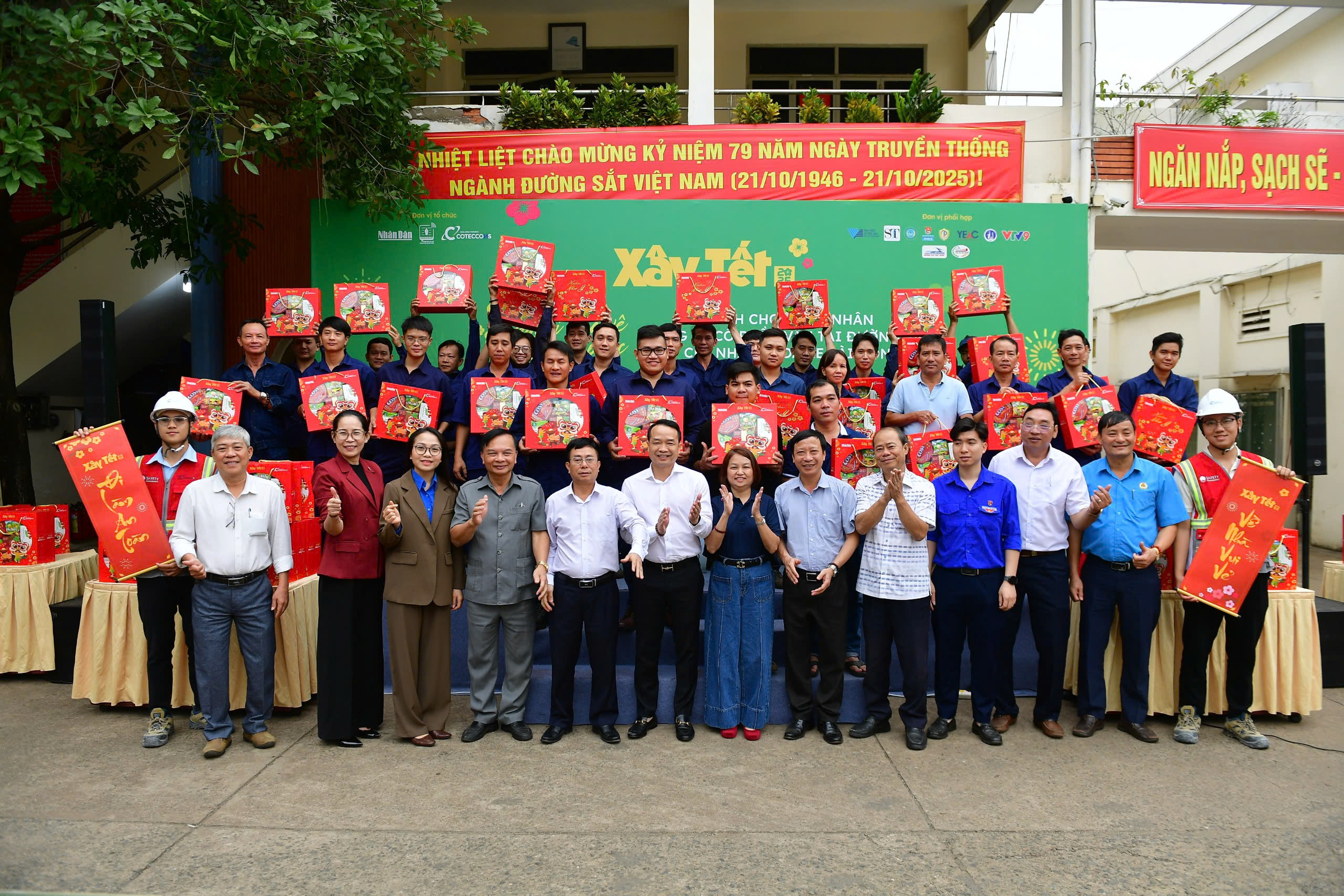 Chở Tết đến sớm với công nhân đường sắt trên 'chuyến tàu hạnh phúc' - Ảnh 5.