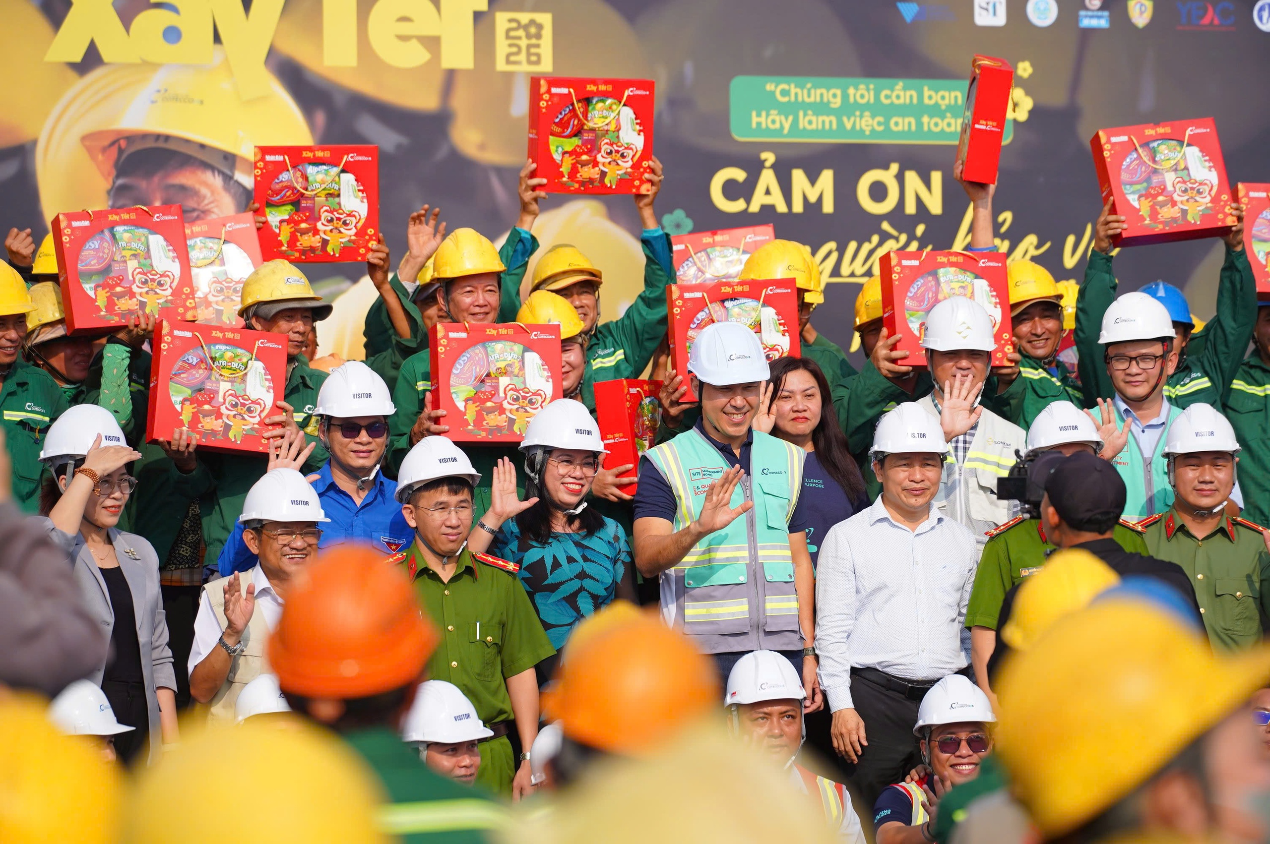 Chở Tết đến sớm với công nhân đường sắt trên 'chuyến tàu hạnh phúc' - Ảnh 6.