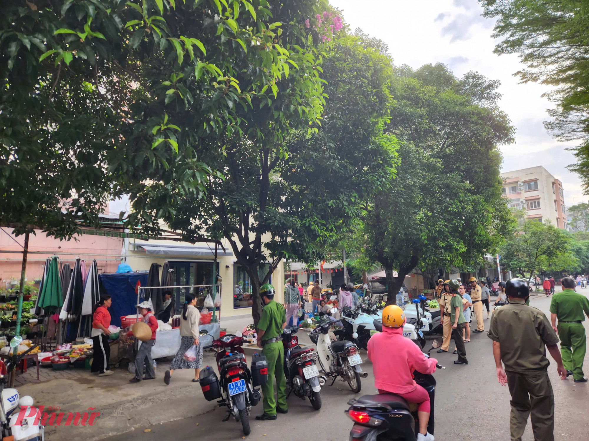 Những ngày qua, các lực lượng Công an TPHCM đã đồng loạt ra quân xử lý tình trạng chợ tự phát, buôn bán lấn chiếm lòng đường, vỉa hè, gây mất trật tự đô thị và tiềm ẩn nguy cơ mất an toàn giao thông trên địa bàn.